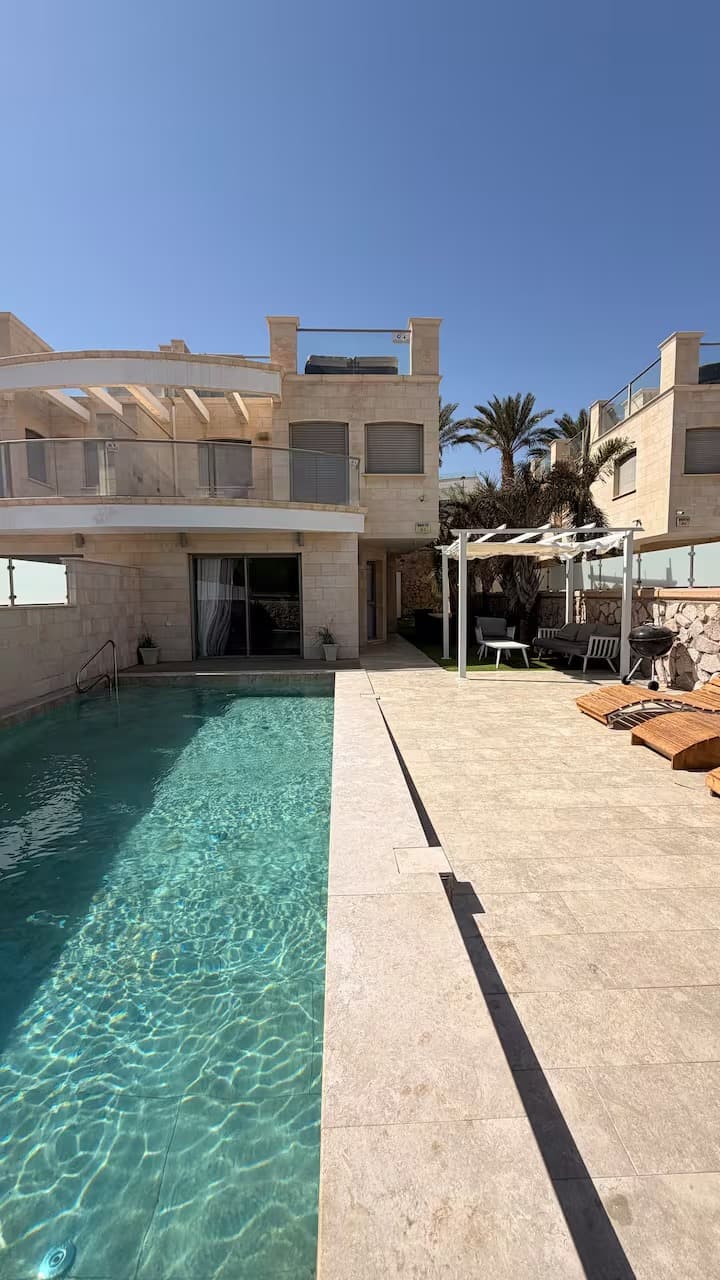 וילה להשכרה באילת עם בריכה פרטית מחוממת, וג'קוזי