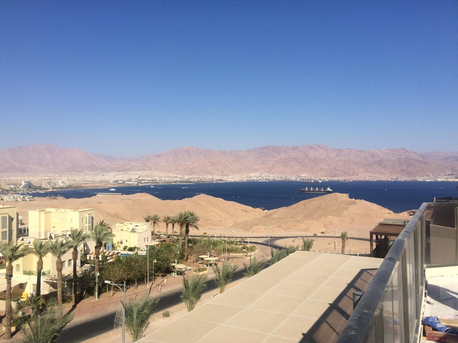 מרפסת עם נוף פנורמי למפרץ אילת ולהרים, פנטהאוז אילת.