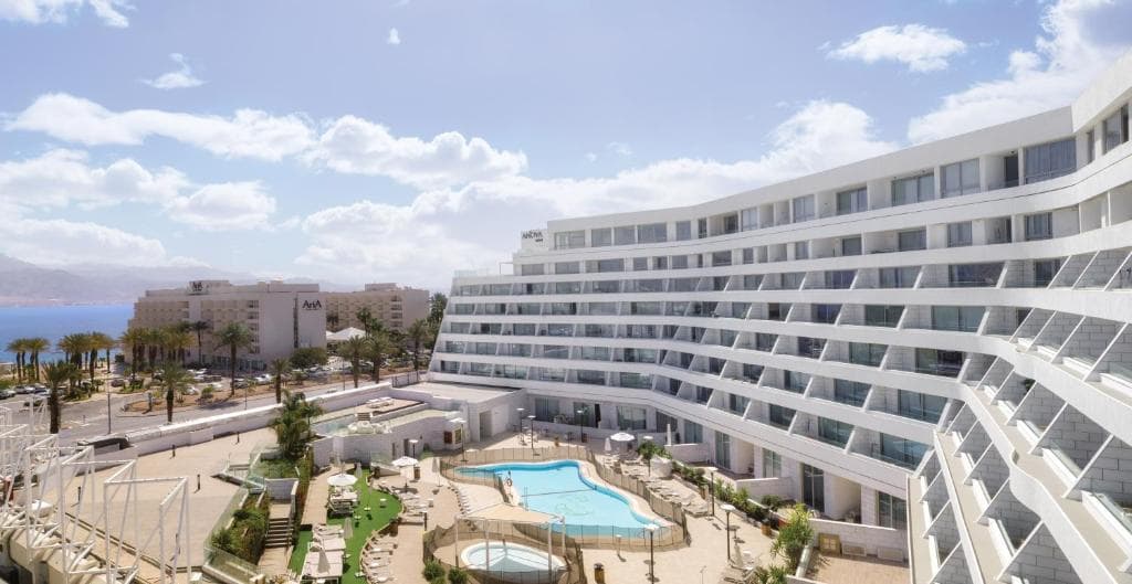 חוץ של מלון אקויה אילת עם בריכה גדולה ונוף לים האדום.
